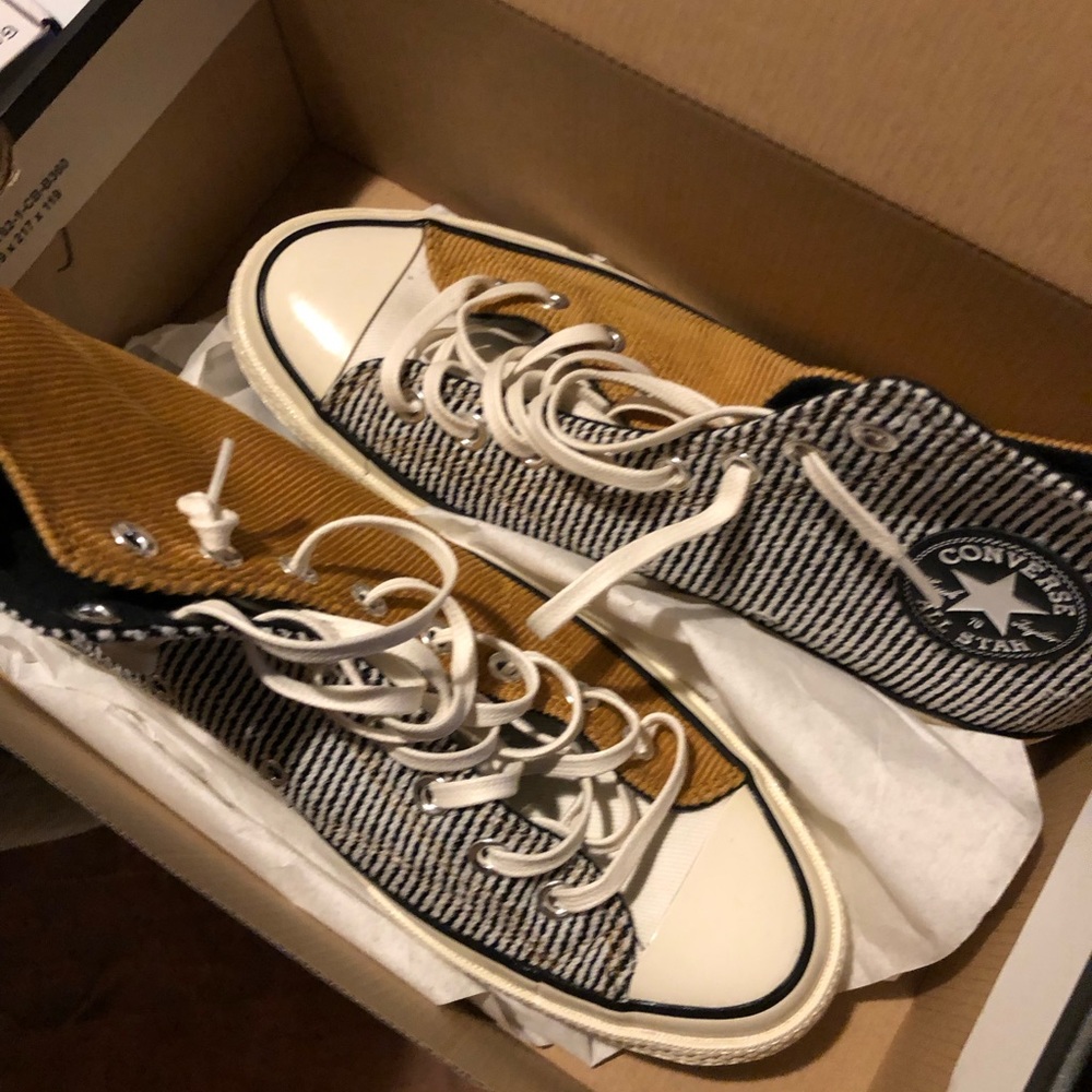 Converse Sneakers ( Box Included ) - Picture 3 of 3